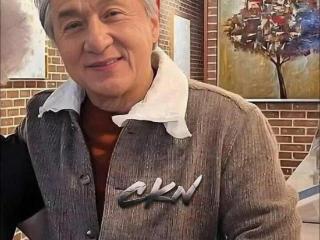 71岁的成龙：白发不掩英雄气，江湖未改少年心
