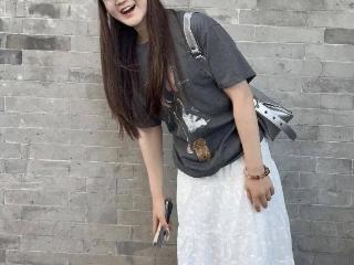陈梦在后海看夕阳，穿白裙子十分淑女，背380的包很低调
