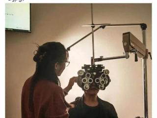 李连杰首次公开黄秋燕二女儿！现在是眼科医生，带神秘“她”就诊