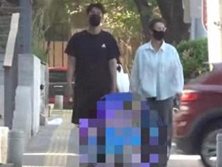 高圆圆和赵又廷挽手逛超市，连逛两家只为买一瓶辣椒酱，画面温馨