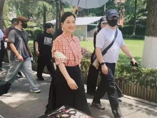 50岁梅婷南京街头被偶遇！素颜曝光，真实模样让人感叹岁月不饶人