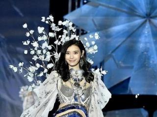 奚梦瑶高跟鞋重返T台，优雅蜕变成豪门女王，实力与魅力并存！