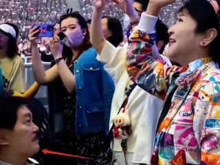 狄波拉携老公捧场谢霆锋，亲吻前夫谢贤引围观，甜蜜互动让人羡慕