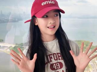 聂远和妻子给女儿庆祝生日，女儿既像父亲又像母亲，非常美丽