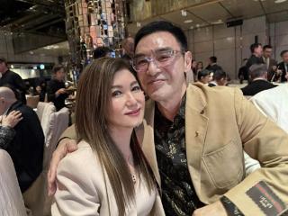 香港名流婚礼成焦点：钟镇涛乐易玲39年后同框亲密如初