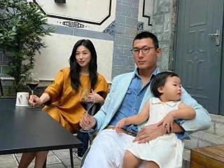 朱珠机场带娃引热议：4岁女儿蹦跳撒欢 网友热议'甜蜜放养'