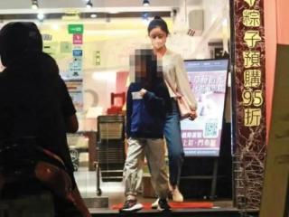 林心如霍建华携女出游，甜蜜互动满满爱意，网友直呼小海豚像翻版