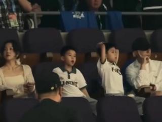 马龙夏露家庭聚会现场，两个儿子萌态十足，幸福生活温暖人心