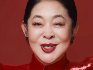 倪萍红裙惊艳亮相，网友称其变样如“古代女妖”