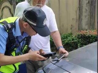 张纪中车祸后被推上热搜，七旬导演与小娇妻育四子