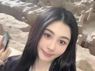 邱淑贞西安游玩现身，带女儿如姐妹般甜蜜，网友称赞家族颜值惊艳