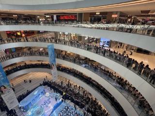 刘诗诗新剧热播登场，优雅气质引围观，温暖举动感动粉丝
