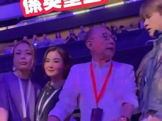 谢霆锋20年再战舞台，亲友齐聚助威，感动满满如过年
