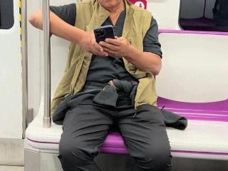 76岁牛群地铁偶遇，白发大爷成“谜”，网友：副县长都低调出行？