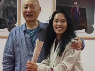 陈佩斯71岁舞台再燃青春 韦唯追星式捧场引热议