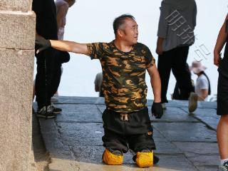 17个小时：“无腿行者”张庆利成功登上泰山南天门