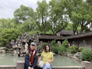 汪明荃宁波之旅超接地气，素颜拍合照，罗家英风衣造型捂得好严实