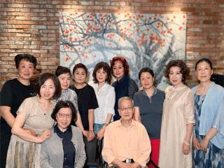 刘嘉玲回家乡苏州参加同学聚会庆生，离乡47年与老师同学仍联络