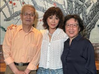 刘嘉玲60岁同学聚会，素颜现身如少女，怀旧情深令人动容