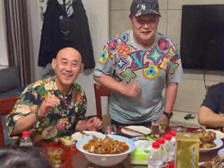 67岁迟志强罕见现身杜旭东别墅，成箱喝茅台，直把脸喝得通红
