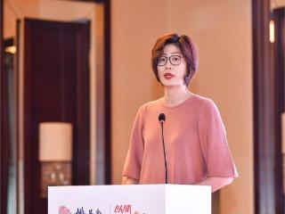 姚明妻子叶莉正式卸任姚基金理事长职务，交棒丈夫姚明上任