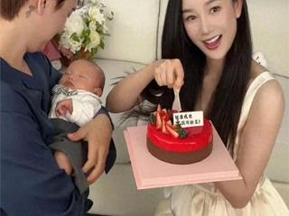 张檬晒照庆祝儿子满月，亲手剃胎毛，Dylan翘二郎腿太会耍酷了