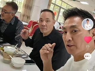 66岁何家劲隐退开厂，展昭重现帅气风采，网友称赞他亲民又励志