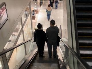 宋丹丹和三婚老公逛商场，71岁赵玉吉儒雅有型，两人手拉手秀恩爱