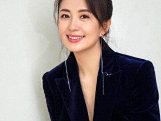 杨童舒现状：50岁仍然这么美，在大学当教授，儿子长相帅气很像她