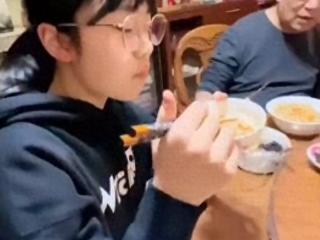 83岁高明近况曝光！与孙女家中吃饭露笑颜，房子装饰简单但很温馨