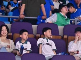 马龙夏露带儿子看CBA，龙嫂颜值高，球迷：国乒嫂子里最好看的