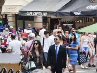 刘强东、章泽天被偶遇：31岁奶茶一身装扮五万块，手拉手好有爱