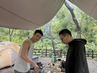 阮经天与两位男士到深山里露营，亲自下厨做饭，在帐篷里住了一晚