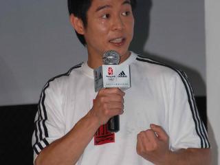 从飞檐走壁到撸猫喂狗，李连杰隐退江湖，却用温柔征服所有人