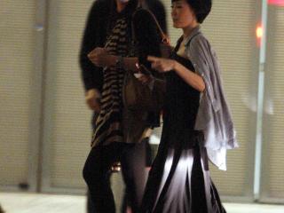 孙俪女儿11岁夺冠伦敦，老师亲脸惹争议，文化差异还是越界？