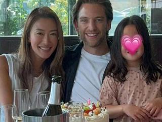 谢贤祖孙三代拍全家福，谢霆锋喂外甥女吃饭，比对俩儿子更宠溺