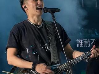 演唱会秒变撒糖直播？谢霆锋唱定情曲，王菲激动回应，甜炸了！