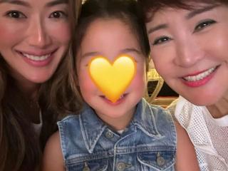 谢霆锋妹妹晒与小姑三代同堂照，42岁怀二胎