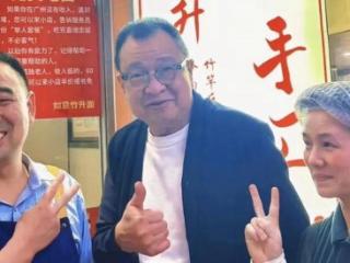 76岁港星许绍雄像普通人，带女儿逛广州街头，太接地气！