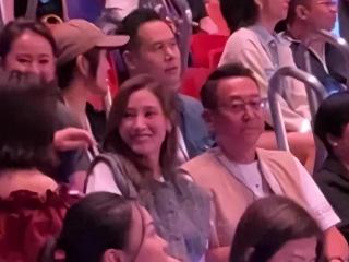 谢霆锋香港演唱会现场！李嘉欣许晋亨秀恩爱，何超琼同场避嫌！