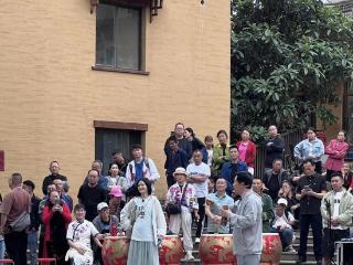 43岁谢娜回四川老家，村民夹道欢迎她，素颜打扮显真情！