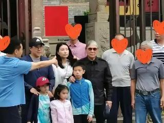 郭晶晶一家永安寺祈福，霍震霆这身穿搭绝了，朱玲玲居然也来了？