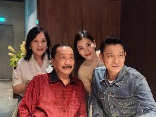 刘德华现身妻子娘家，与小姨子合影显拘谨，富豪舅舅盛情款待