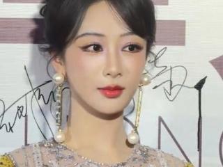 杨紫活动露面再引争议，浓妆难掩脸部僵硬，被叹医美无底洞！