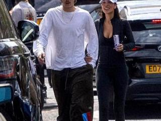 贝克汉姆三儿子久违亮相，双颊凹陷太瘦了，大10岁女友神似贝嫂