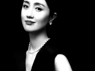 朱媛媛走后，辛柏青肩负家庭责任，父母女儿与猫成了他的精神支柱