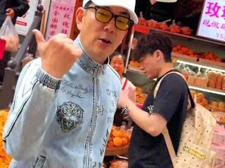 58岁任贤齐现身云南街头，依然接地气，品尝小锅米线逛农贸市场