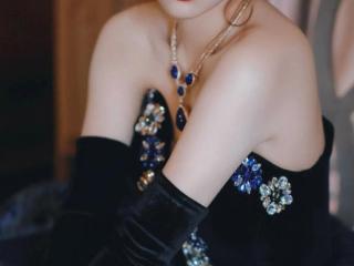 程潇一袭蓝色深V礼服，搭配蓝宝石项链，尽显迷人魅力