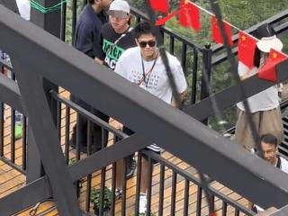 张豆豆婚后发福明显，与孙杨出游穿的像孕妇装，用包遮肚引猜想