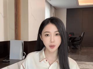 潘玮柏老婆晒三口之家，卧室床头摆放玩偶，收拾得超干净像样板房